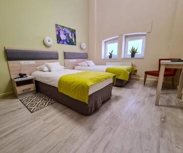 Фото номера Улучшенный четырехместный номер Отель Hotel Antonińska г. Лешно 5