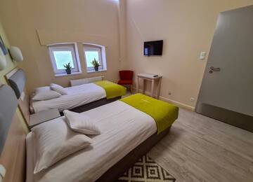 Фото номера Улучшенный четырехместный номер Отель Hotel Antonińska г. Лешно 7
