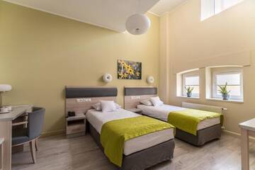 Фото номера Четырехместный номер с ванной комнатой Отель Hotel Antonińska г. Лешно 2