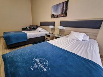 Фото номера Улучшенный трехместный номер Отель Hotel Antonińska г. Лешно 2