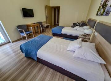 Фото номера Улучшенный трехместный номер Отель Hotel Antonińska г. Лешно 4