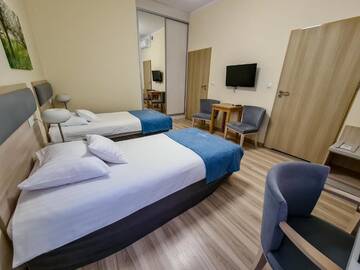Фото номера Бюджетный трехместный номер Отель Hotel Antonińska г. Лешно 4