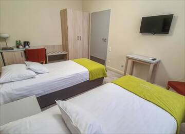 Фото номера Улучшенный четырехместный номер Отель Hotel Antonińska г. Лешно 2