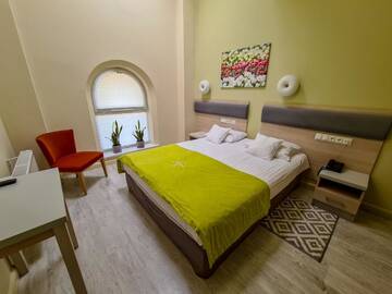 Фото номера Улучшенный номер с кроватью размера «king-size» Отель Hotel Antonińska г. Лешно 3