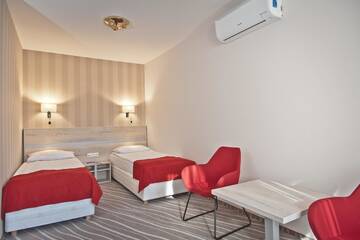 Фото номера Стандартный трехместный номер Отель Hotel Akwawit г. Лешно 2