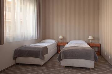 Фото номера Стандартный двухместный номер с 2 отдельными кроватями Отель Hotel Akwawit г. Лешно 2